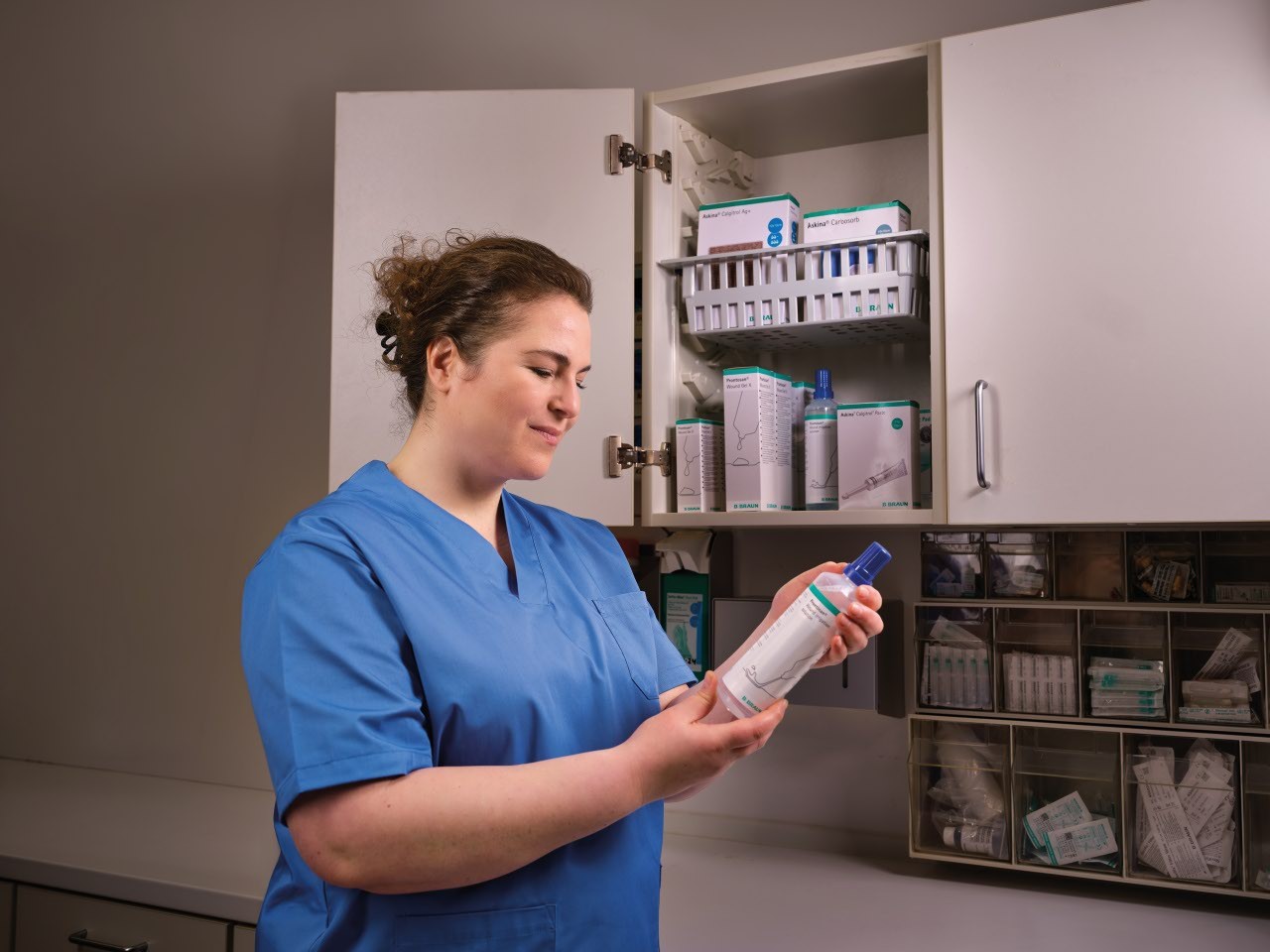 nurse-selecting-products-prontosan-solution.jpg